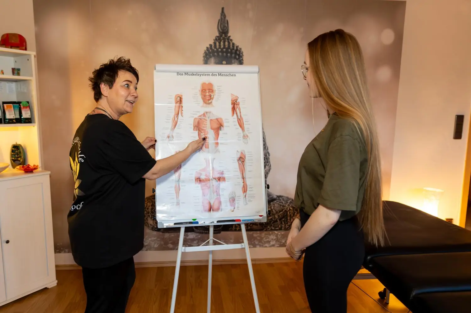 Coko Balance - Massagetherapeutin Cornelia Koch hält einen Vortrag vor einer Studentin