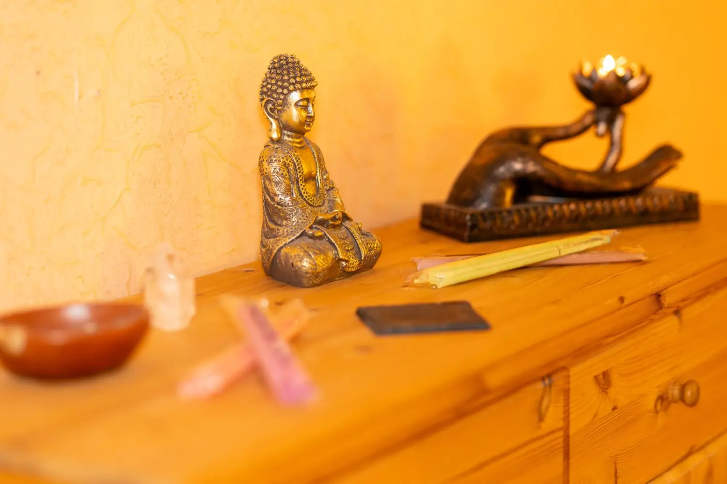 Coko Balance- Buddha-Dekorationsstück, Kerzen usw. auf einem Tisch platziert