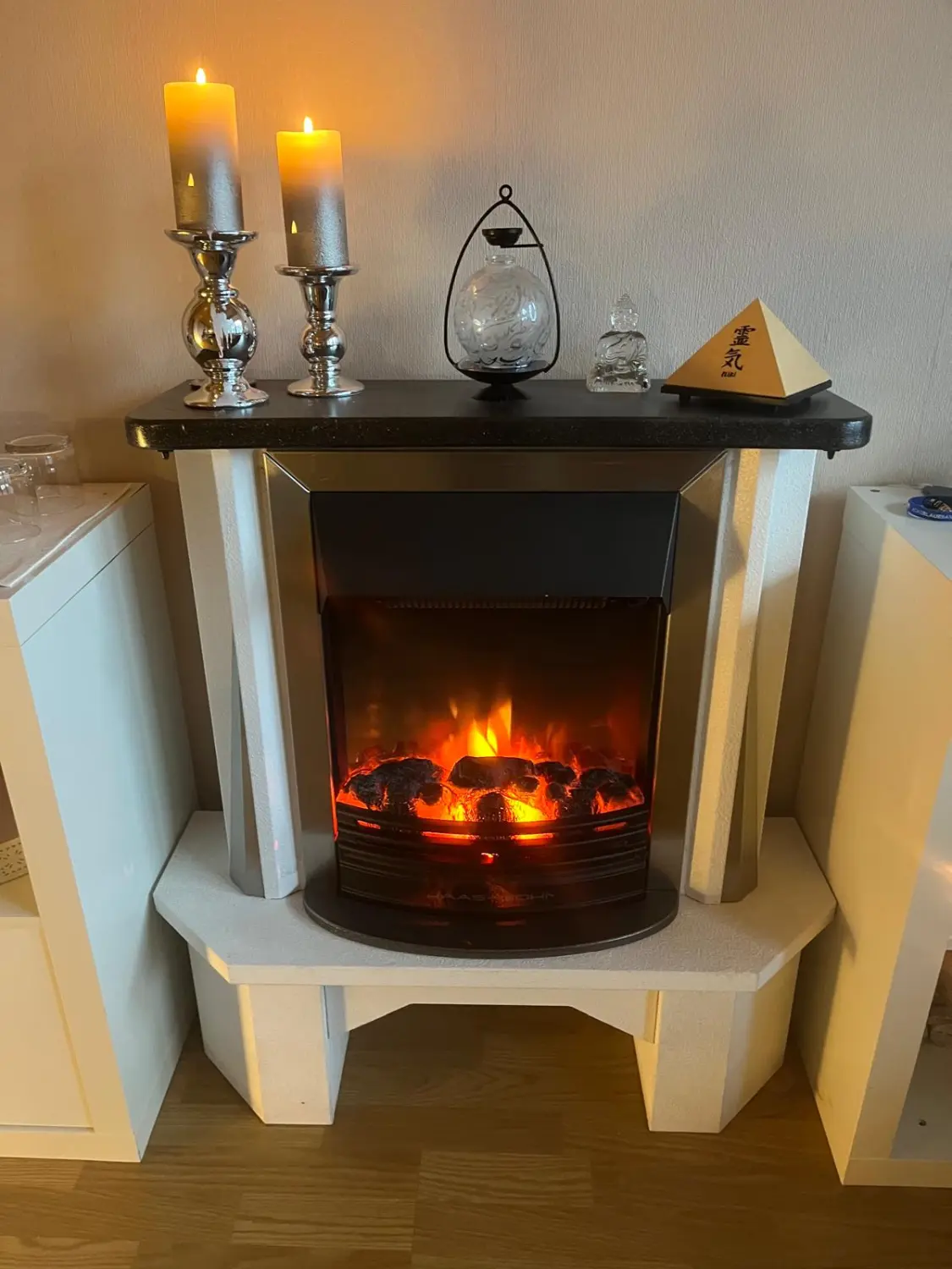 Coko Balance - Kamin mit Dekorationsstück verziert