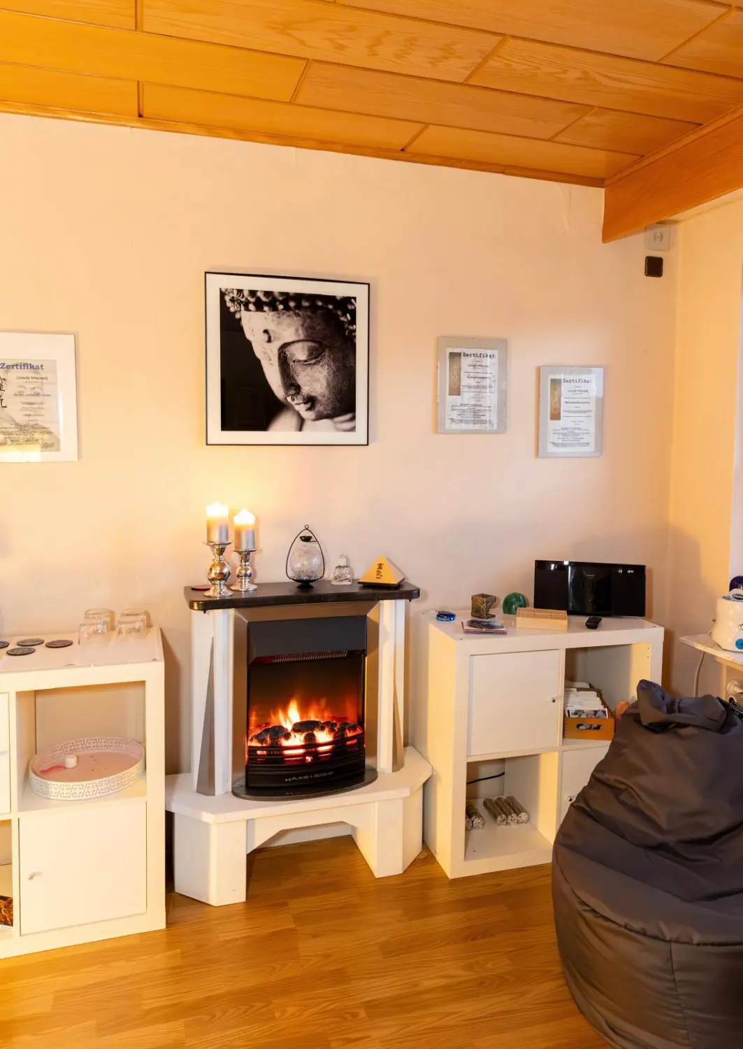 Coko Balance - Kamin mit Dekorationsstücken und einem Gemälde an der Wand geschmückt