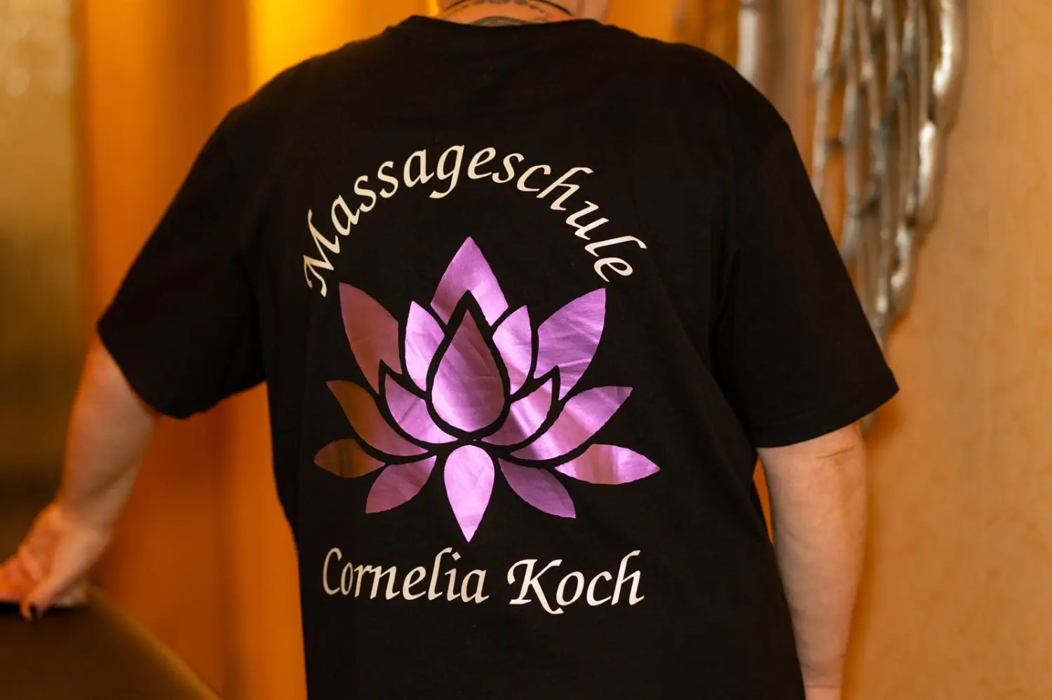Coko Balance - Massageschule Cornelia Koch auf der Rückseite eines T-Shirts